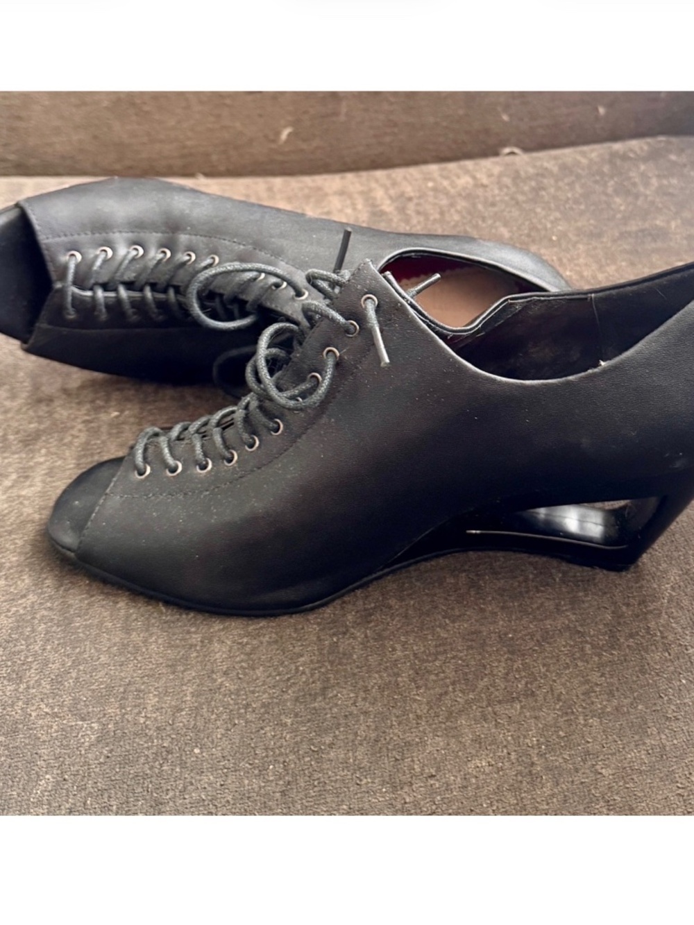 Open-toed black leather shoes with cool heels and lace-up design . Size:9